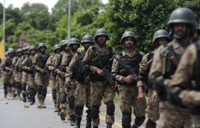 باكستان تستدعي الجيش اثر مواجهات لفض اعتصام بالعاصمة 
