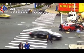 بالفيديو... مارة يحملون سيارة لإنقاذ سائق تروسيكل 
