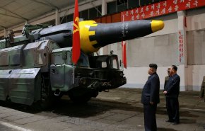 بهذه الطريقة الغريبة يحتفل زعيم كوريا الشمالية بإطلاق صاروخ + صورة