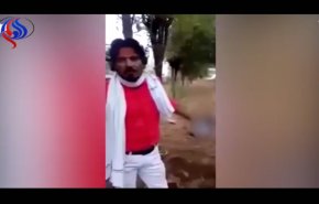 بالفيديو... هندوسي يرتكب جريمة بشعة بحق مسلم بسبب 