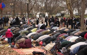 المئات يؤدون صلاة الجمعة أمام البيت الأبيض تنديدا بقرار ترامب (صور)