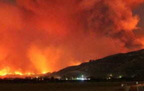 اجلاء 212 الف شخص بسبب حرائق الغابات في كاليفورنيا