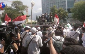 آلاف الإندونيسيين يتظاهرون أمام السفارة الأميركية + فيديو