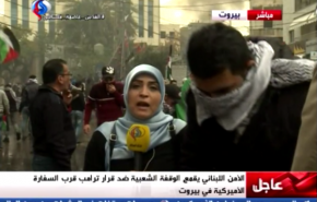 لحظه آسیب دیدن خبرنگار العالم به دلیل شلیک گازهای سمی از سوی نیروهای امنیتی لبنان + فیلم