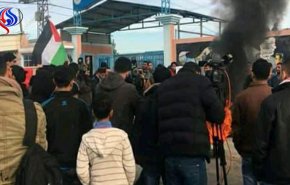 تظاهرات گسترده جوانان فلسطینی در مقابل گذرگاه بیت حانون/ پرتاب تخم مرغ به سمت هیات بحرینی+عکس