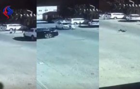 فيديو صادم جدا.. سيارة تصدم طفلاً وتلوذ بالفرار