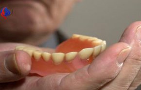 علماء يحذرون من أطقم الأسنان، والسبب صادم!
