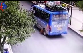 بالفيديو.. ما جرى لطفل صيني وقفت حافلة على جسده