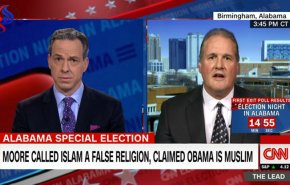 بالفيديو.. مذيع CNN يحرج مسؤولا أمريكيا يرفض وجود مسلمين بالكونغرس