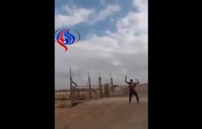 فيديو: شباب يقتحمون السياج الفاصل مع الاحتلال ويتحدونه