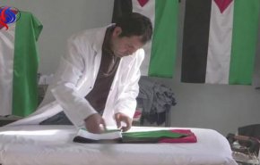 نصرة للقدس.. تونسي يصنع أعلام فلسطين ويهديها للمدارس
