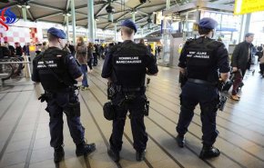 الشرطة الهولندية تطلق النار على رجل مسلح بسكين في مطار أمستردام (فيديو)