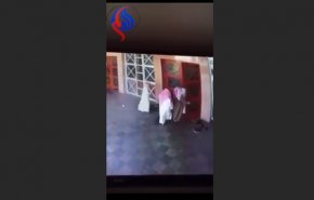 شاهد بالفيديو.. ثلاثة لصوص يسلبون رجلا في المسجد