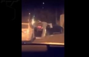 فيديو: لصوص يستولون على سيارة حديثة بالإكراه في الرياض