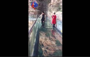 شاهد مصير رجل يمشي على جسر زجاجي بين جبلين وفجاة يتعرض الجسر لشروخ!
