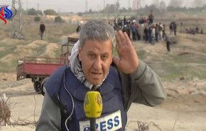شاهد.. رصاص حي كاد يصيب رأس مراسل العالم في غزة