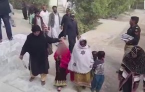 بالفيديو: لحظة إنقاذ طفلة عمرها 10 سنوات قبل إجبارها على الزواج