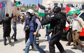 فيديو... الاحتلال يعتدي على صحفيين خلال تغطية احداث فلسطين 