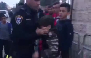 لحظه دستگیری وحشیانه کودک 11 ساله توسط نظامی صهیونیست + فیلم