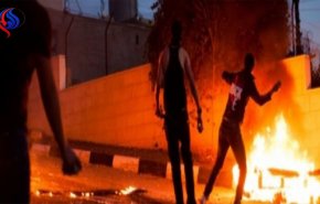 شبان يحرقون برج مراقبة للاحتلال في مدينة قلقيلية