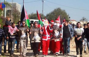 تظاهرات بابانوئل‌ها علیه ترامپ + تصاویر