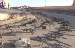 بالفيديو، الجيش السوري يضبط اسلحة وسيارات مسروقة في جرود القريتين