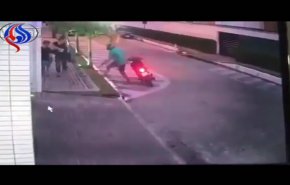 بالفيديو... طفل شجاع يحاول التصدي للص سرق حقيبة والدته