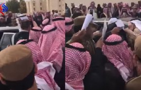 وقتی وزیر سعودی بدون اعتنا به «ملک سلمان» کار خود را می کند! + فیلم