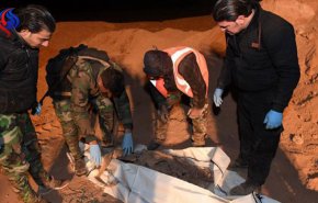 اكتشاف مقبرتين جماعيتين لمن اعدمهم داعش بريف الرقة