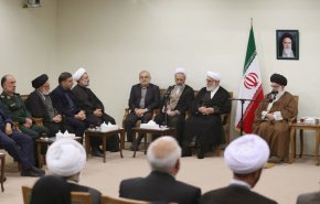 قائد الثورة يؤكد دور علماء الدين في الثورة الاسلامية