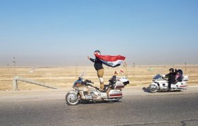 بالصور.. عراقي يقود دراجته وقوفاً من البصرة الى ذي قار!