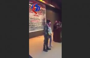 بالفيديو.. شاب عراقي يطلب يد فتاة للزواج بطريقة غريبة 