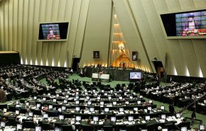 البرلمان الايراني يبدأ مناقشة مشروع موازنة السنة المالية الجديدة