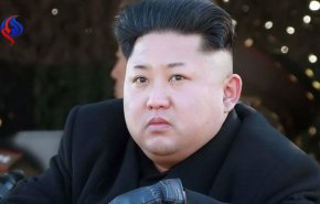 شاهد بالصورة زعيم كوريا الشمالية وهو يقرأ كتاب 