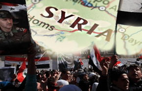 أهالي قرى في ريف ادلب يرفعون العلم السوري وصور الرئيس الأسد