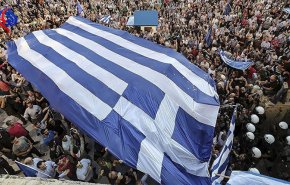 يونانيون مناهضون للتقشف يقتحمون وزارة العمل