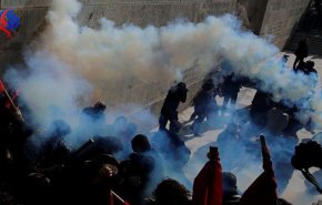 اليونان.. الشرطة تفرق محتجين على إجراءات التقشف