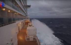 مشاهد تحبس الأنفاس لعاصفة تضرب سفينة في عرض البحر