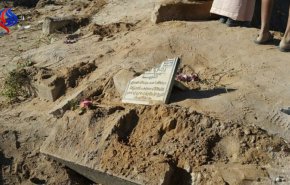 العدوان يستهدف مقبرة الشهداء ومخزن كتب مدرسية بصعدة+صور