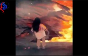 فيديو مروع.. فتاة تسقط فى بركان من النار أثناء أخذ صورة!