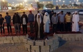 البحرينيون يواصلون الصلاة في موقع مسجد العلويات المهدم من قبل النظام