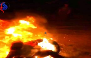 فيديو مروع لشاب يسقط في النار بطريقة مأساوية!