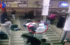 بالفيديو.. وفاة مصل أثناء صلاة العشاء بأحد المساجد المصرية!
