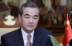 وزير الخارجية الصينية يبرق الى ظريف معزيا بضحايا ناقلة النفط