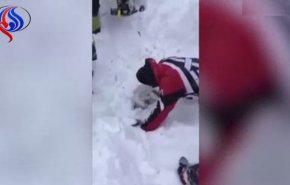فيديو مؤثر للحظة انقاذ رجل دفن بالثلج إثر انهيار جليدي!!
