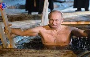 بالصور: بوتن يغطس في بحيرة متجمدة بسنّ الـ65