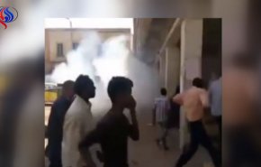 بالفيديو: ماالذي يحدث بالسودان.. احتجاجات واعتقالات واحتجاز مراسلين