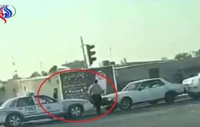  شاهد: لحظة اعتداء قائد سيارة على أحد رجال الشرطة بالكويت 