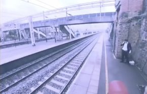 فيديو مرعب.. حاول الانتحار تحت قطار فكيف أنقذته امرأة؟!