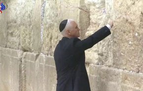 شاهد ماذا فعل نائب الرئيس الاميركي في القدس المحتلة؟